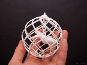 3D-печать новогодних елочных шаров из белого прочного пластика PA2200 при помощи технологии выборочного лазерного спекания (SLS).