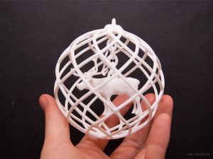 3D-печать новогодних елочных шаров из белого прочного пластика PA2200 при помощи технологии выборочного лазерного спекания (SLS).